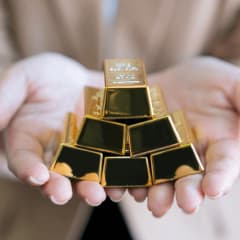 Advantages and Disadvantages of Investing in Gold