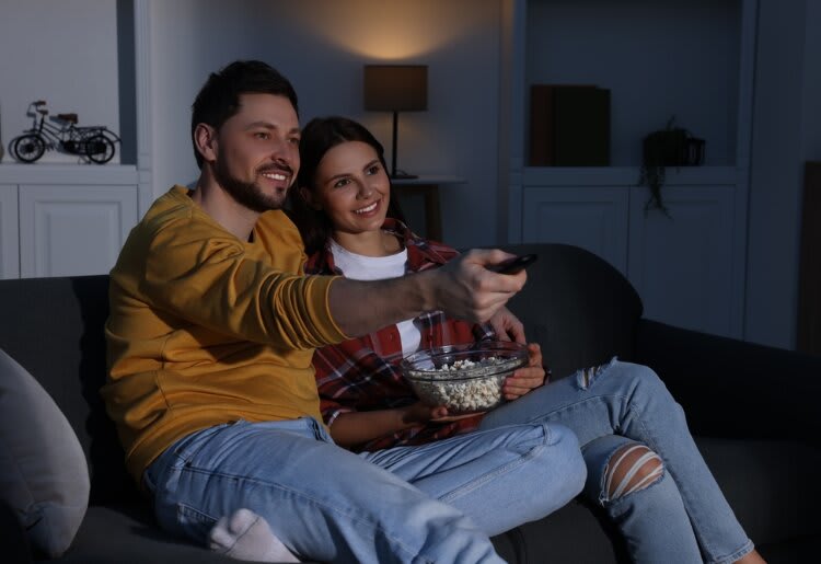 Netflix Alternatives: Man and woman streaming TV