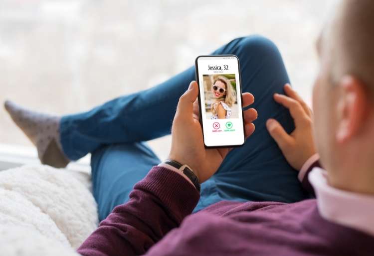 10 Ways to Avoid Awkward Situations on Dating Apps