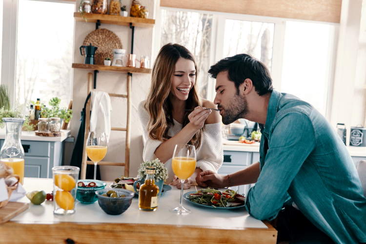 couple eating lunch togther