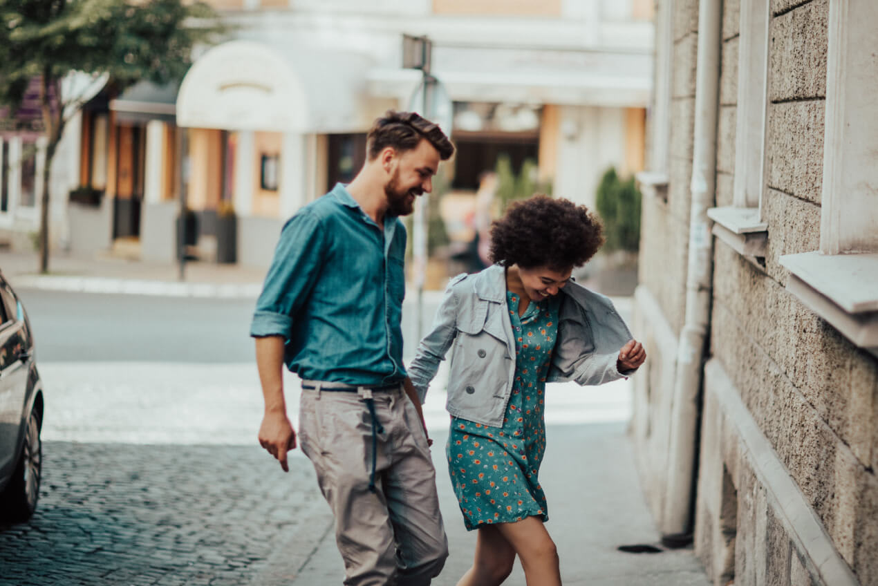 21 Questions To Ask on a First Date To Spark a Connection